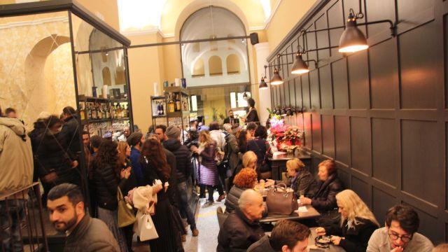 Tanta gente all'inaugurazione del Caffè delle Logge (foto Batavia)