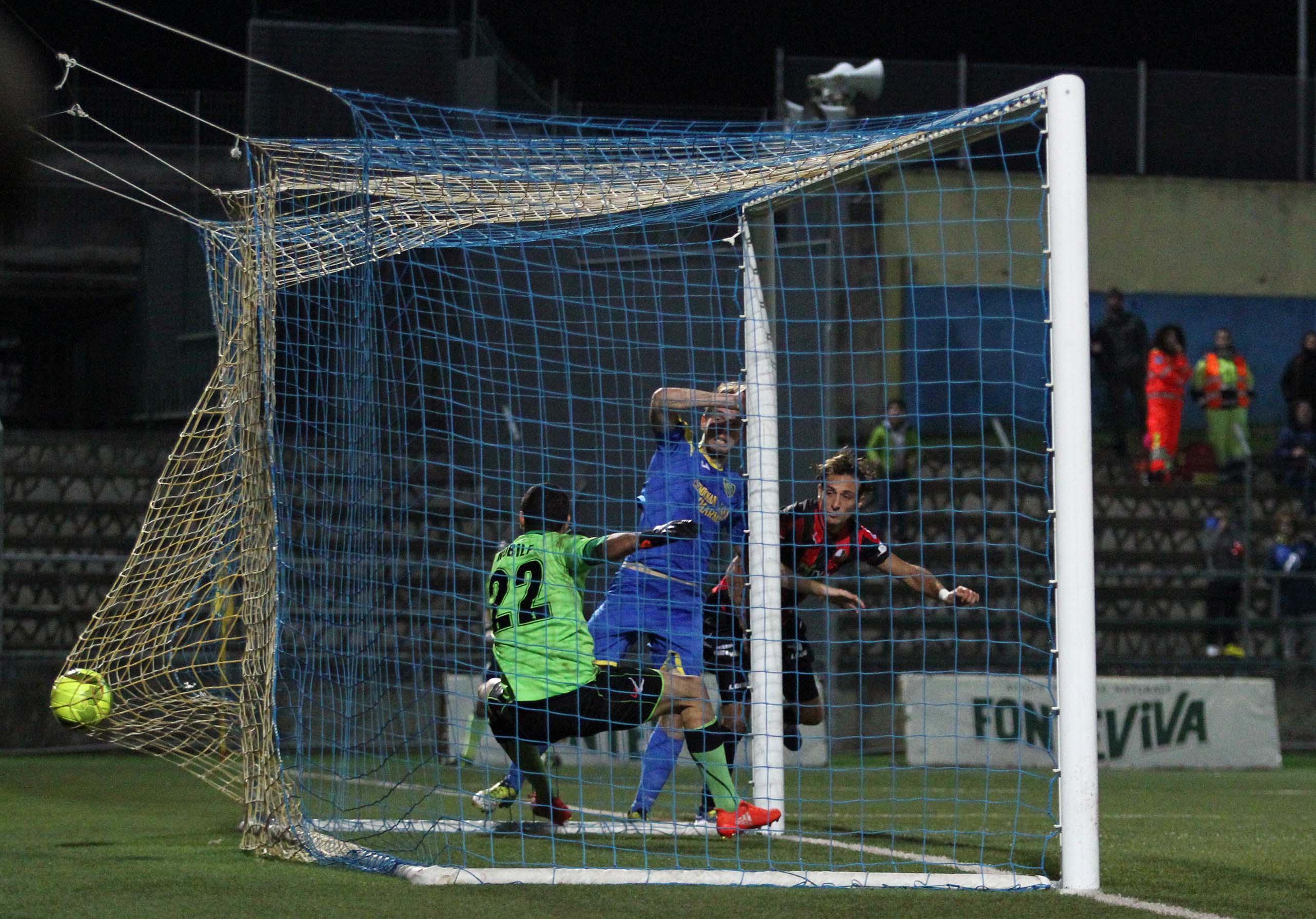 Il gol del vantaggio del bomber Miracoli
