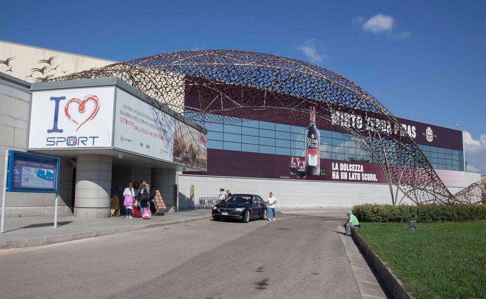 Alghero, primo volo People Fly con otto ore di ritardo 