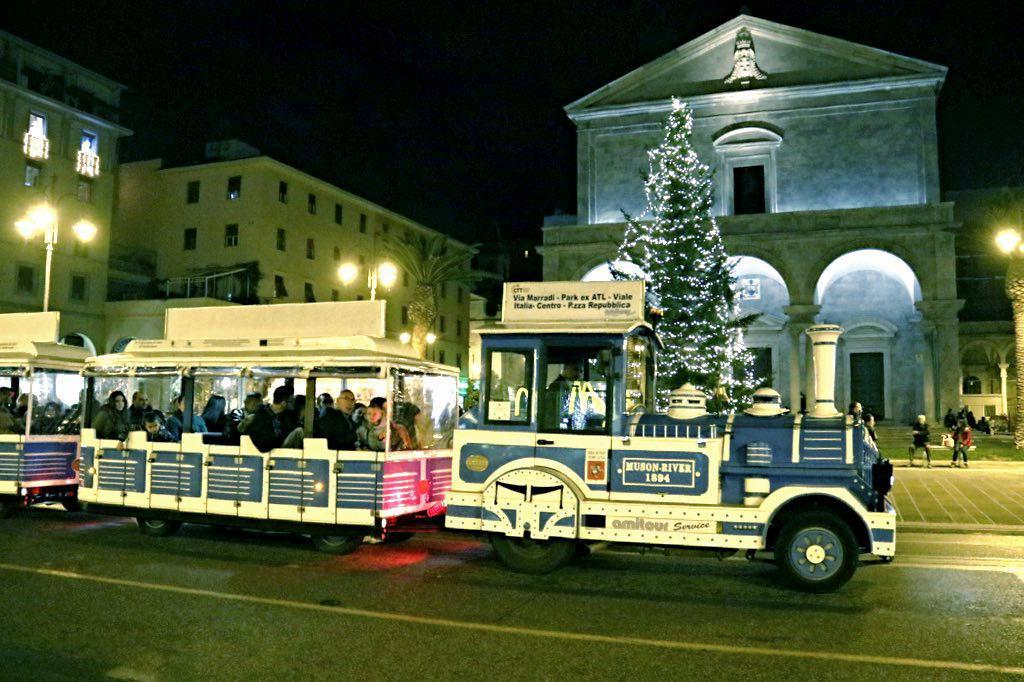 Il trenino e l'albero in piazza Grande (Marzi Pentafoto)