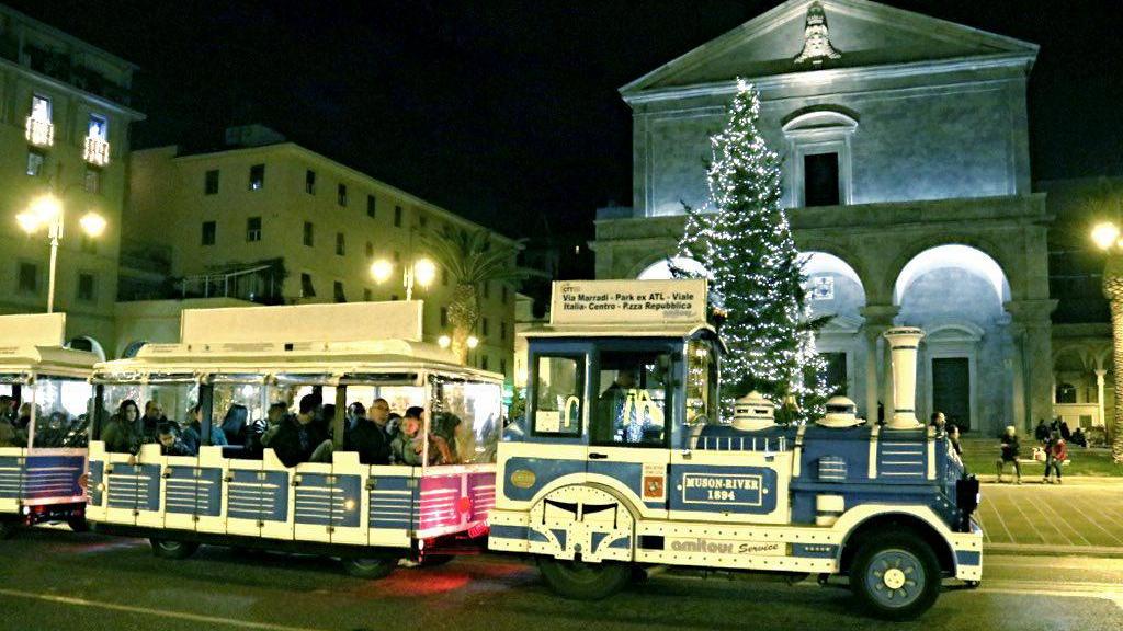 Il trenino e l'albero in piazza Grande (Marzi Pentafoto)