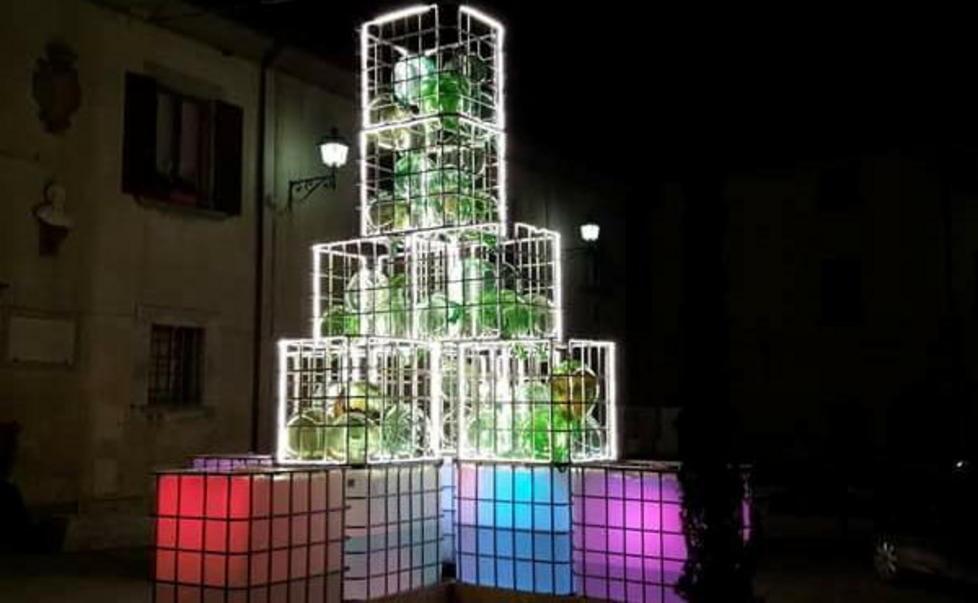 L’albero luminoso con i rifiuti di Scart