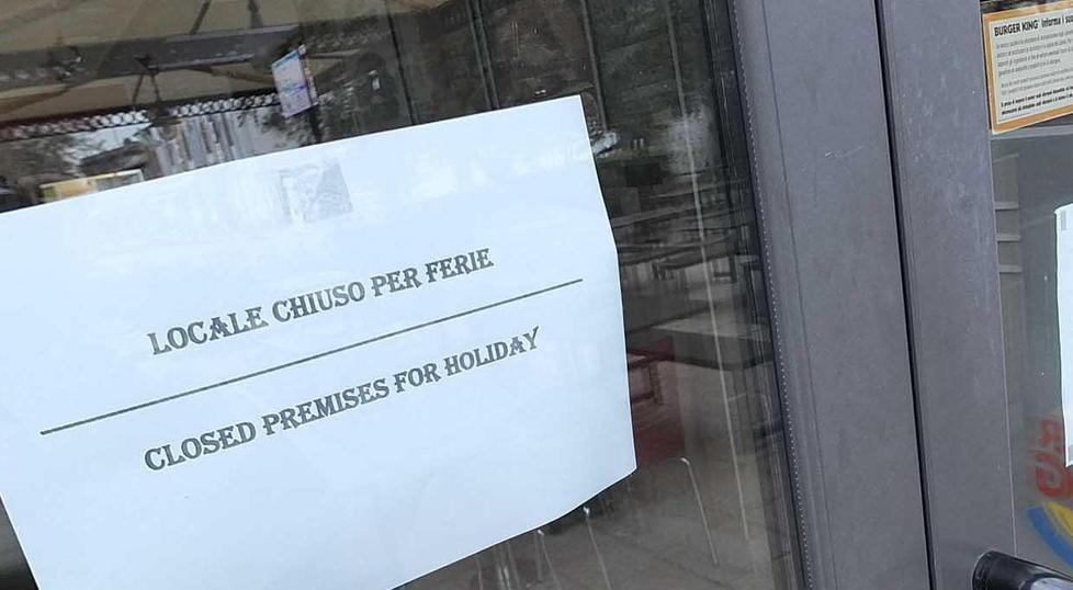 Prima il presidio di protesta poi la chiusura per ferie 