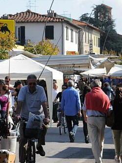 Luci di Natale accese e il mercato 