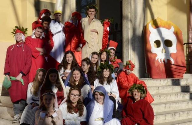 Studenti in piazza recitano Dante 