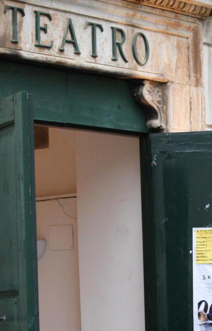 Riapre il teatro ed è subito polemica 