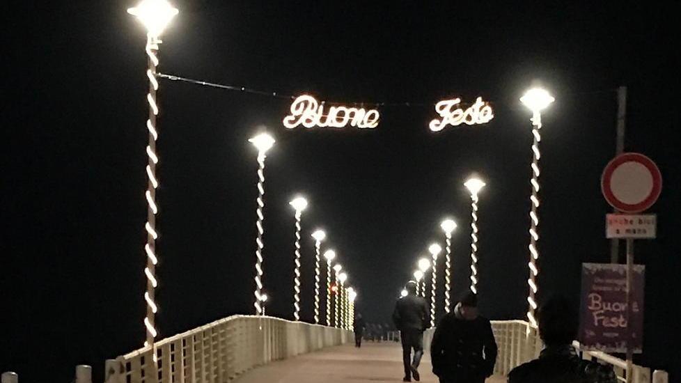 La magìa del pontile illuminato