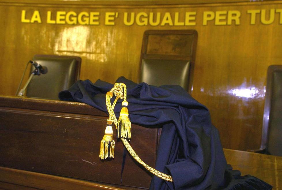 Imputati e testimoni fuggiti Ma il processo va avanti
