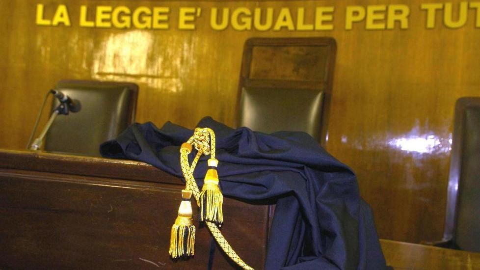 Imputati e testimoni fuggiti Ma il processo va avanti