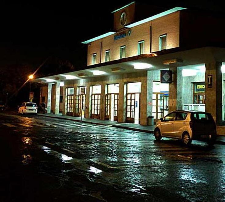 Fermato alla stazione, strappa divisa all’agente 