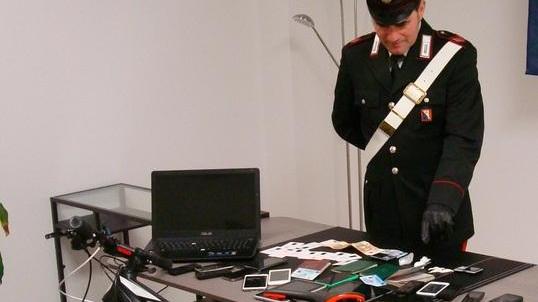Spaccio in centro: in casa 22 cellulari e bici da 3mila euro