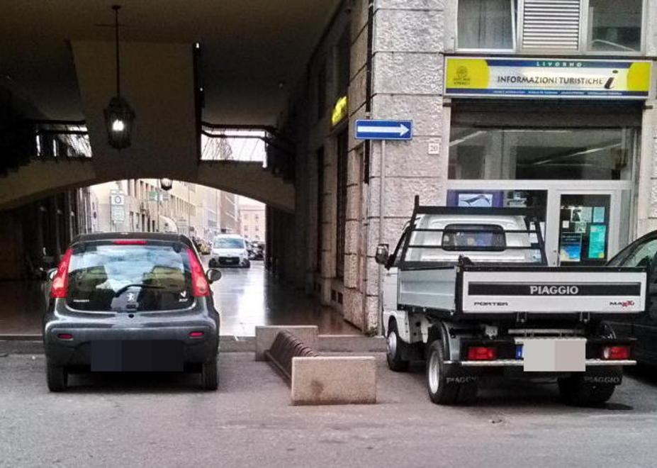 Non passa la bicicletta multate tre auto