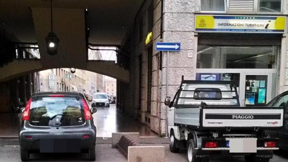 Non passa la bicicletta multate tre auto