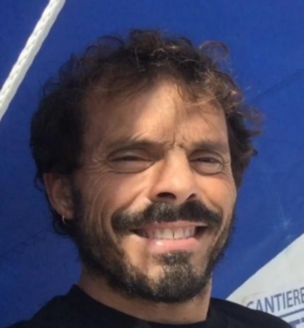 Un oggetto galleggiante rompe i due timoni ma il giro del mondo di Mura va avanti