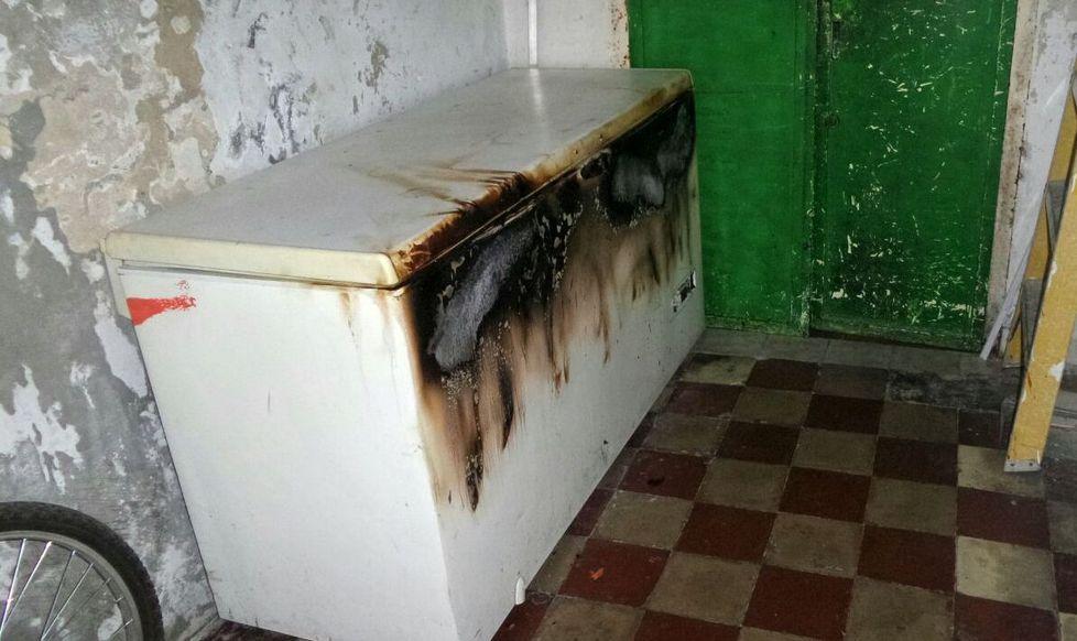 Principio di incendio nell’androne di un palazzo