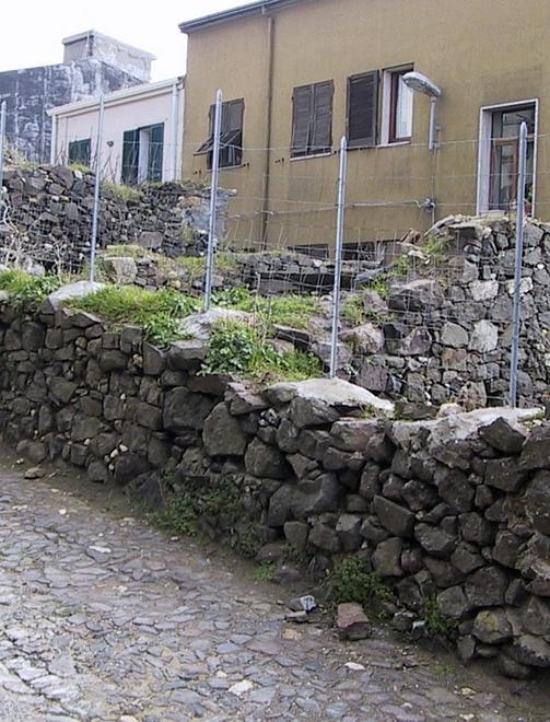 Edifici abbandonati il Comune di Osilo in campo per il decoro 