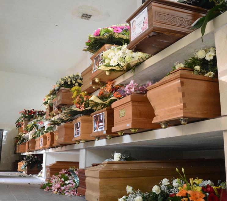 Sassari, riaperta la tomba: la figlia ha potuto salutare la madre 