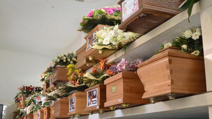 Sassari, riaperta la tomba: la figlia ha potuto salutare la madre