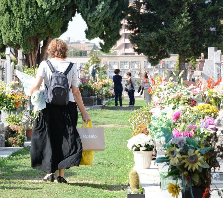 Sassari, il dolore di una figlia: «Cimitero, hanno tumulato mamma senza di me» 