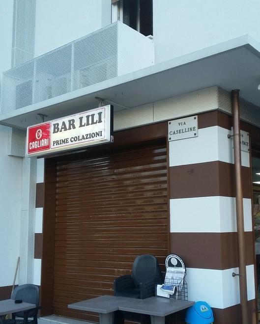 Sfondano la vetrata e rubano 650 euro