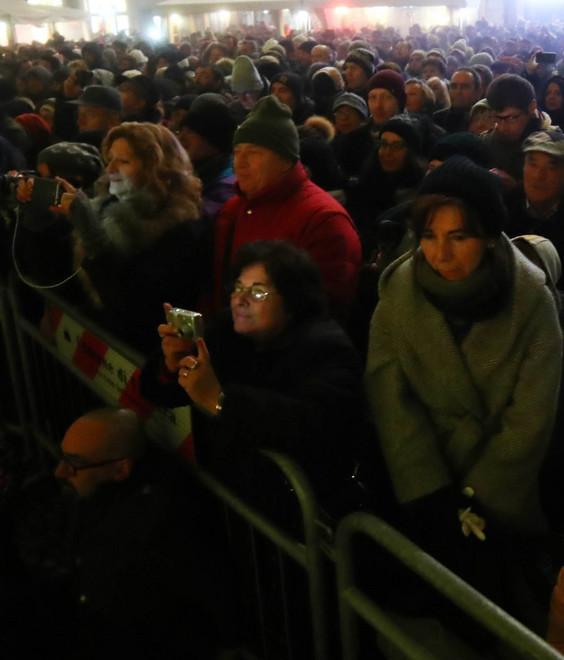Tutti stretti in piazza a vedere (e filmare) gli zampilli ballerini 