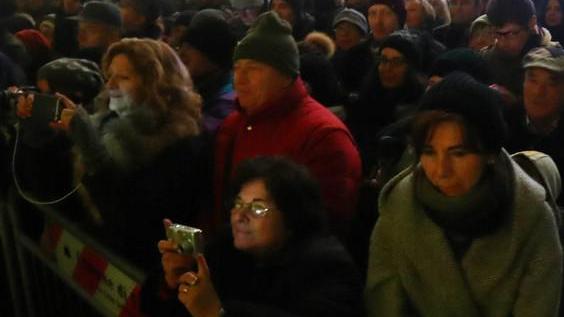Tutti stretti in piazza a vedere (e filmare) gli zampilli ballerini
