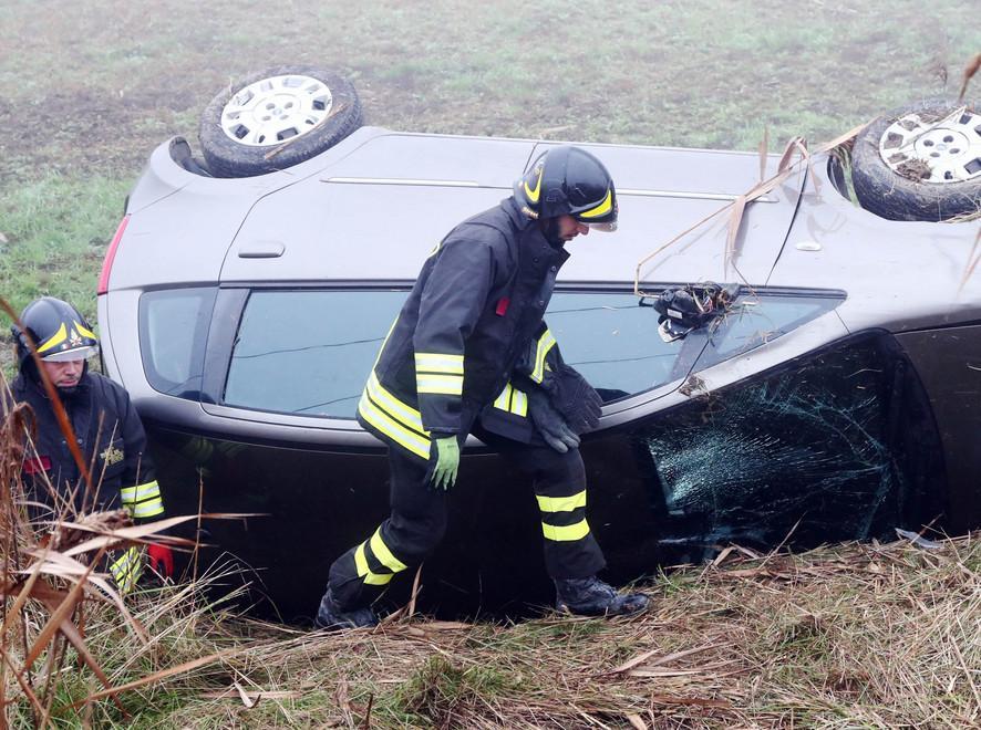Vola con l’auto giù dalla scarpata 
