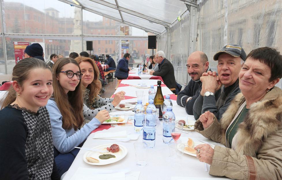 Solidarietà a tavola: 300 in piazza Roma a Modena