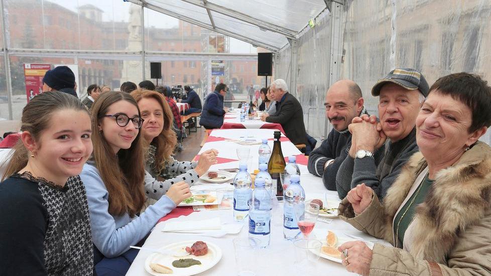 Solidarietà a tavola: 300 in piazza Roma a Modena