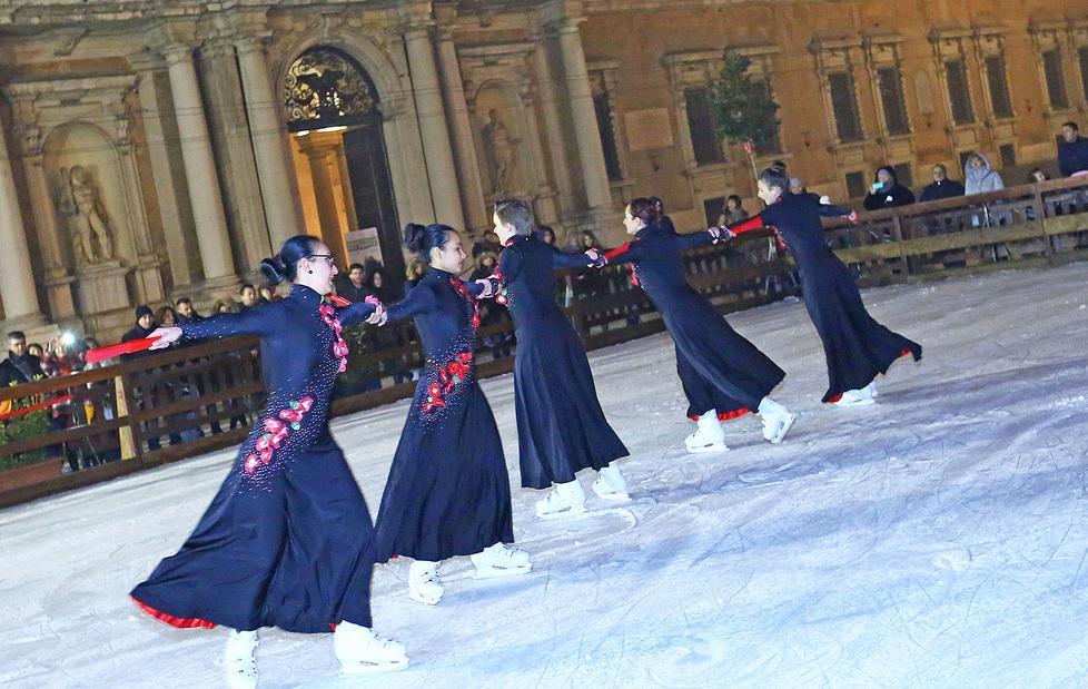 Pattinaggio su ghiaccio, che festa in piazza Roma
