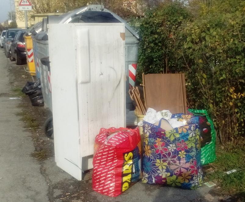 Rifiuti di ogni genere abbandonati lungo via Fanti 