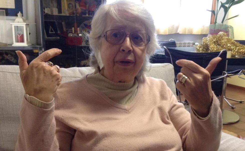La signora Giampaola Guizzardi mentre racconta dello scippo