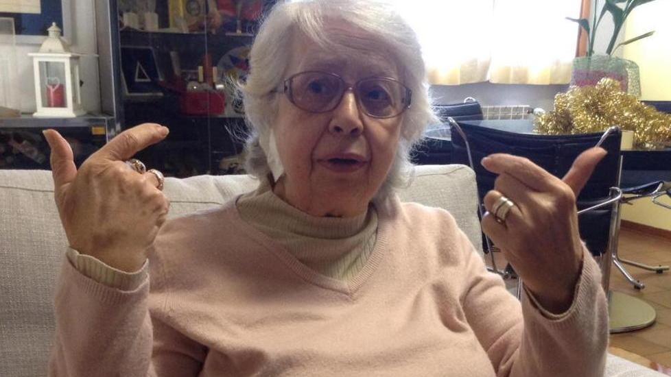 La signora Giampaola Guizzardi mentre racconta dello scippo