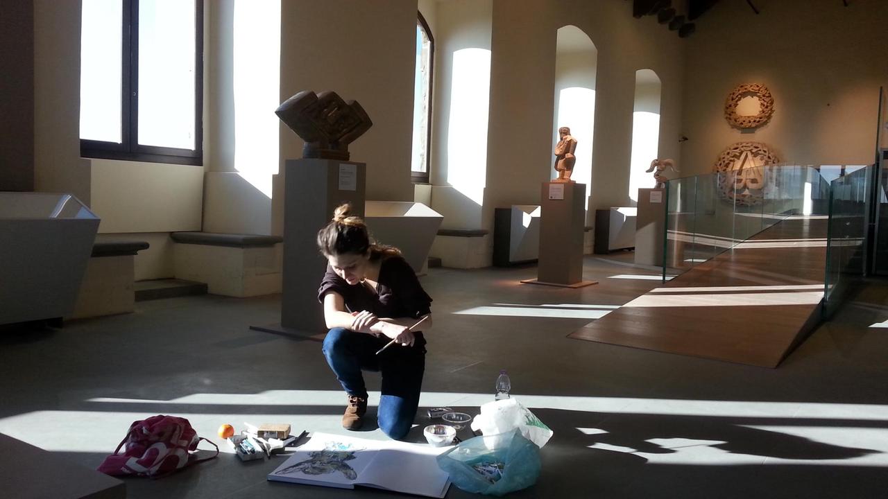 Paola Angelini all'interno del Palazzo Pretorio di Prato
