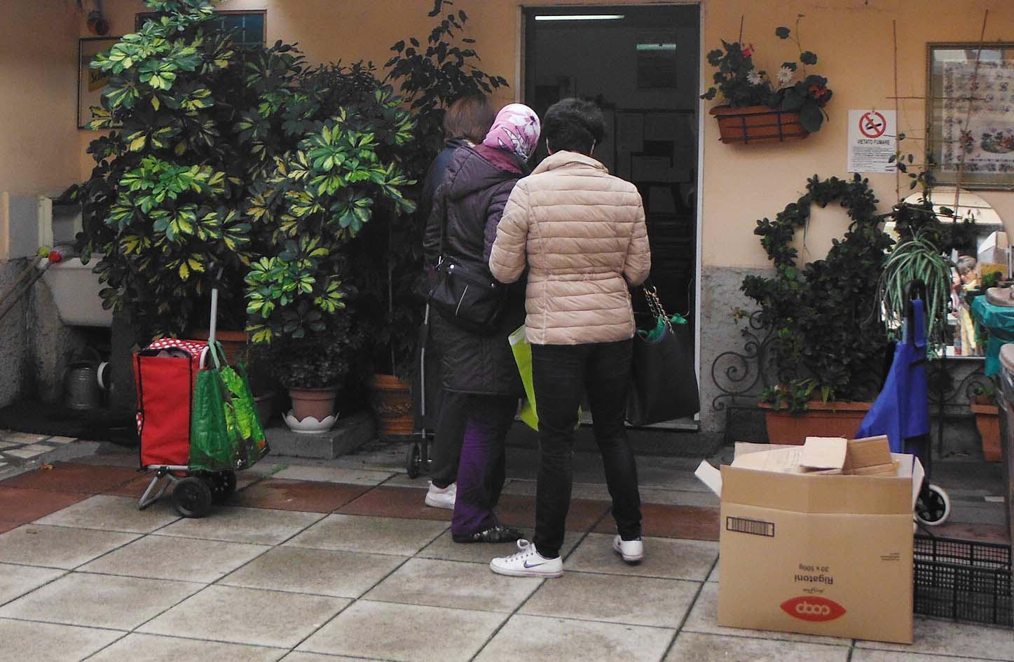 In fila per la consegna dei pacchi alimentari alla San Vincendo de’ Paoli su indicazione della Caritas