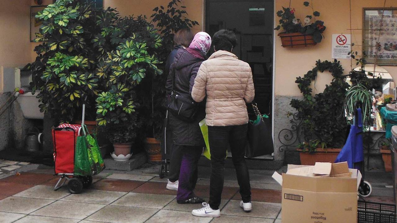 In fila per la consegna dei pacchi alimentari alla San Vincendo de’ Paoli su indicazione della Caritas