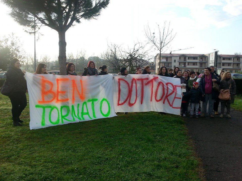 Lo striscione di sostegno delle mamme per un pediatra tornato in libertà 