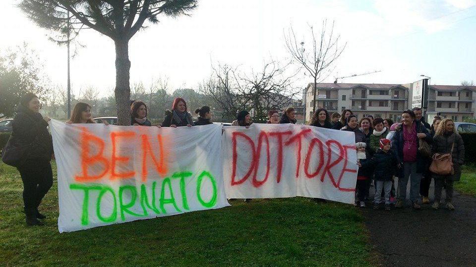 Lo striscione di sostegno delle mamme per un pediatra tornato in libertà