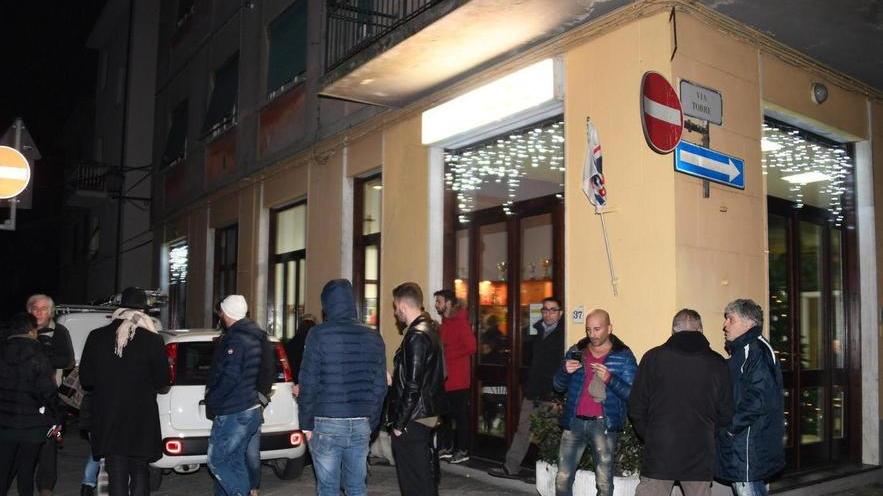 Impiegata e il figlio evitano uno scoppio dopo la fuga di gas