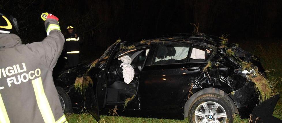 L’auto vola nel campo il conducente è in coma 