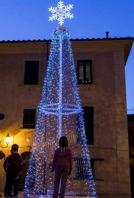Albero di Natale in piazza e 9000 luci