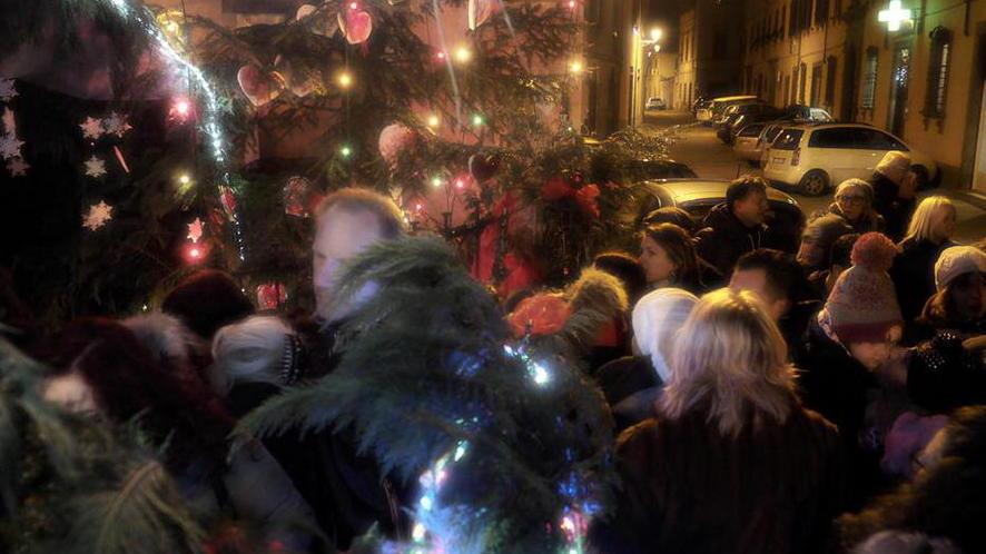 Mercatini, presepi e vin brulè atmosfera di festa nelle piazze