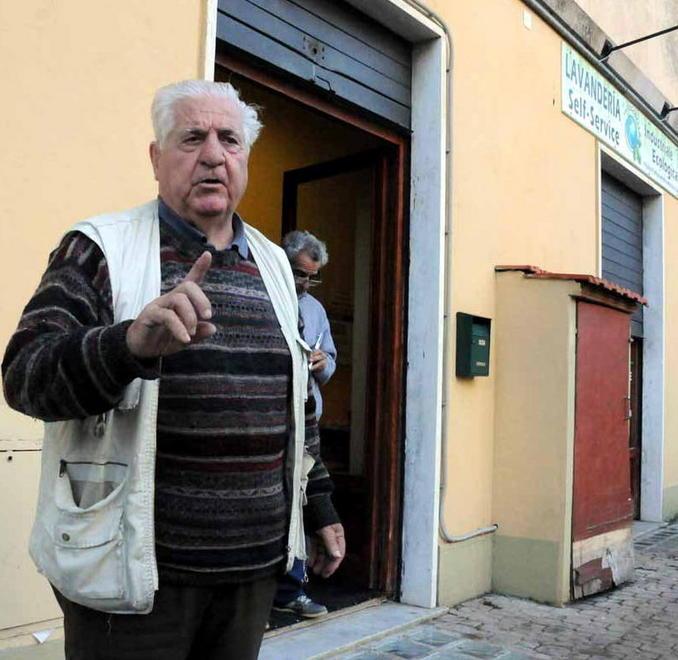 Colla nella serratura del negozio 