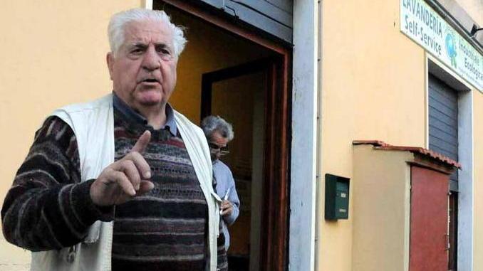 Colla nella serratura del negozio