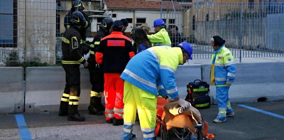 La mamma di uno dei ragazzi caduti dal tetto: «Sono salvi, ma che paura» 