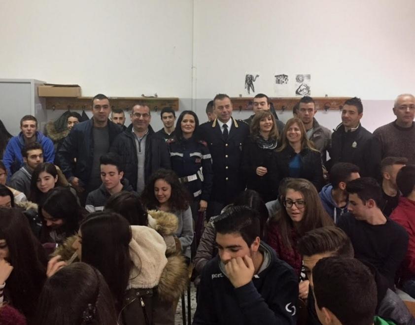 Ragazzi del liceo a lezione di Codice della strada