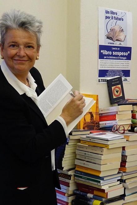 L'ex vicesindaco Rossella Martina mentre dona i suoi libri alla Biblioteca