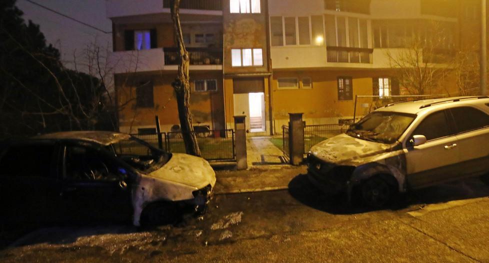 Due auto prendono fuoco Paura in via Risorgimento 