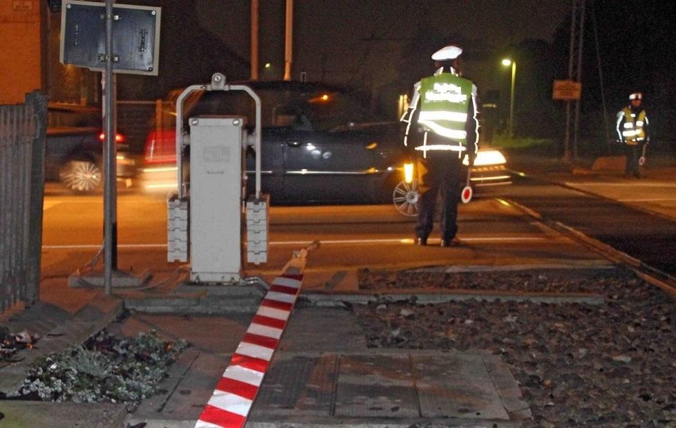 Auto ferma sui binari Ai carabinieri dice: «Aspetto mia figlia» 