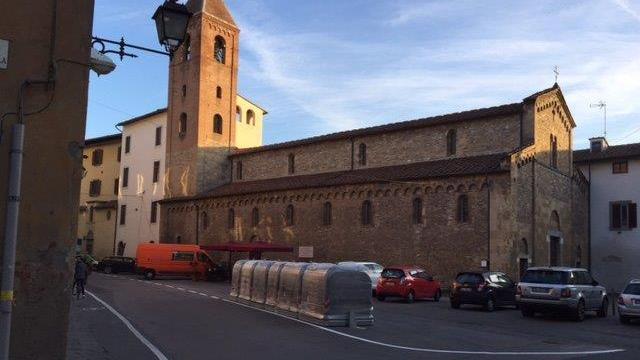 I cassonetti davanti alla chiesa